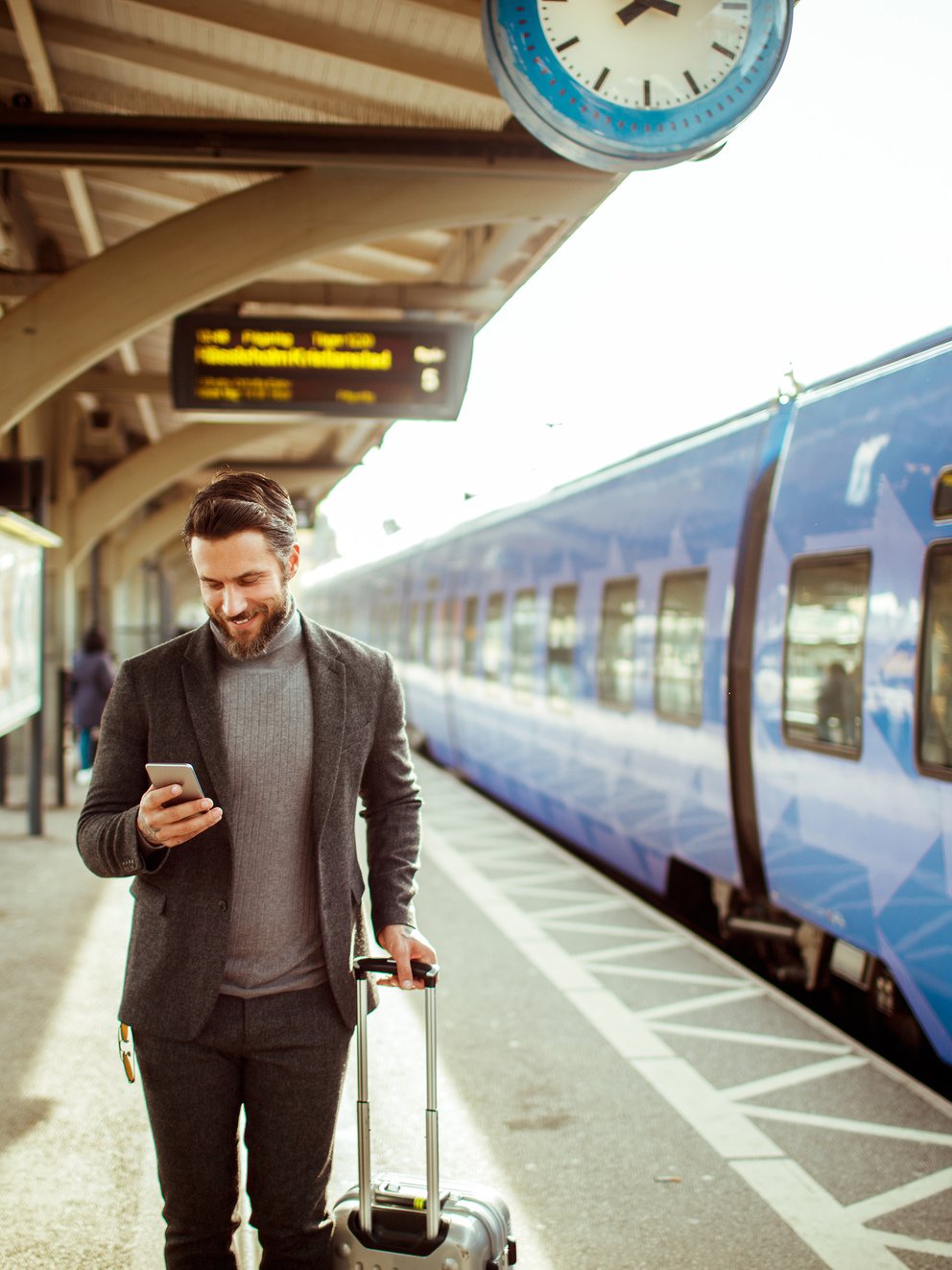 Keyvisual-homme-mobile-gare-train